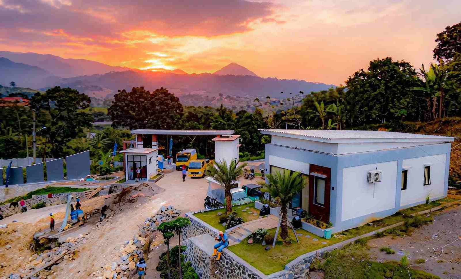 Gate Prime East Bogor dengan view sunset dan pegunungan